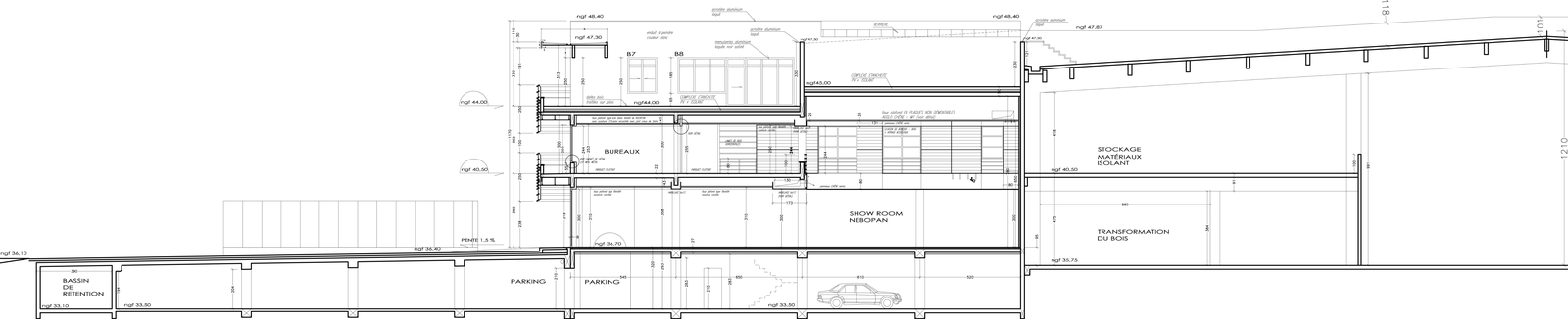 Coupe longitudinale : parking en sous-sol, showroom, bureaux à l’étage et entrepôt de stockage.