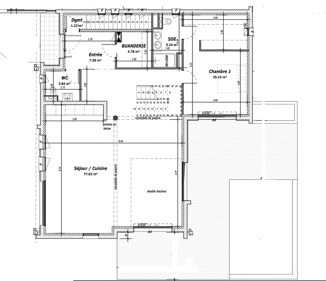 Plan de rez-de-chaussée : entrée, buanderie, chambre avec salle d’eau, séjour-cuisine de 77 m² en double hauteur ouvert sur la terrasse.