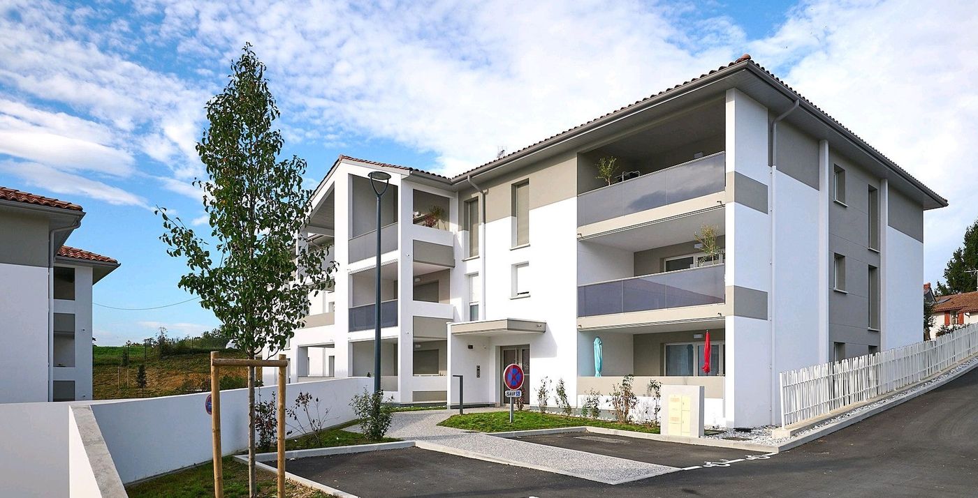 Anderea à Bayonne : bâtiment à toiture en tuiles et loggias, implanté dans la pente.