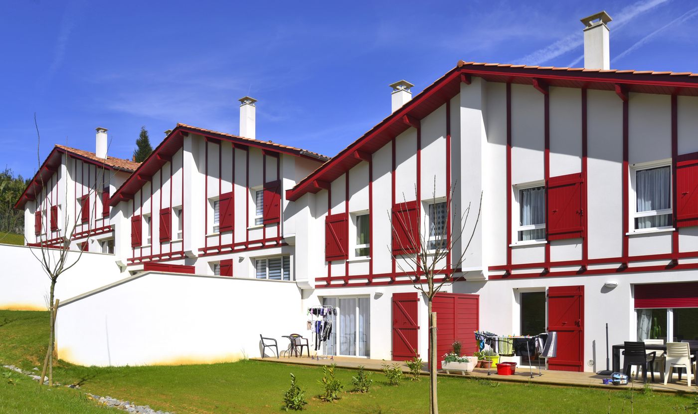 Bilanoa à Saint-Pée-sur-Nivelle : maisons à pans de bois rouges et volets rouges, jardins privatifs.
