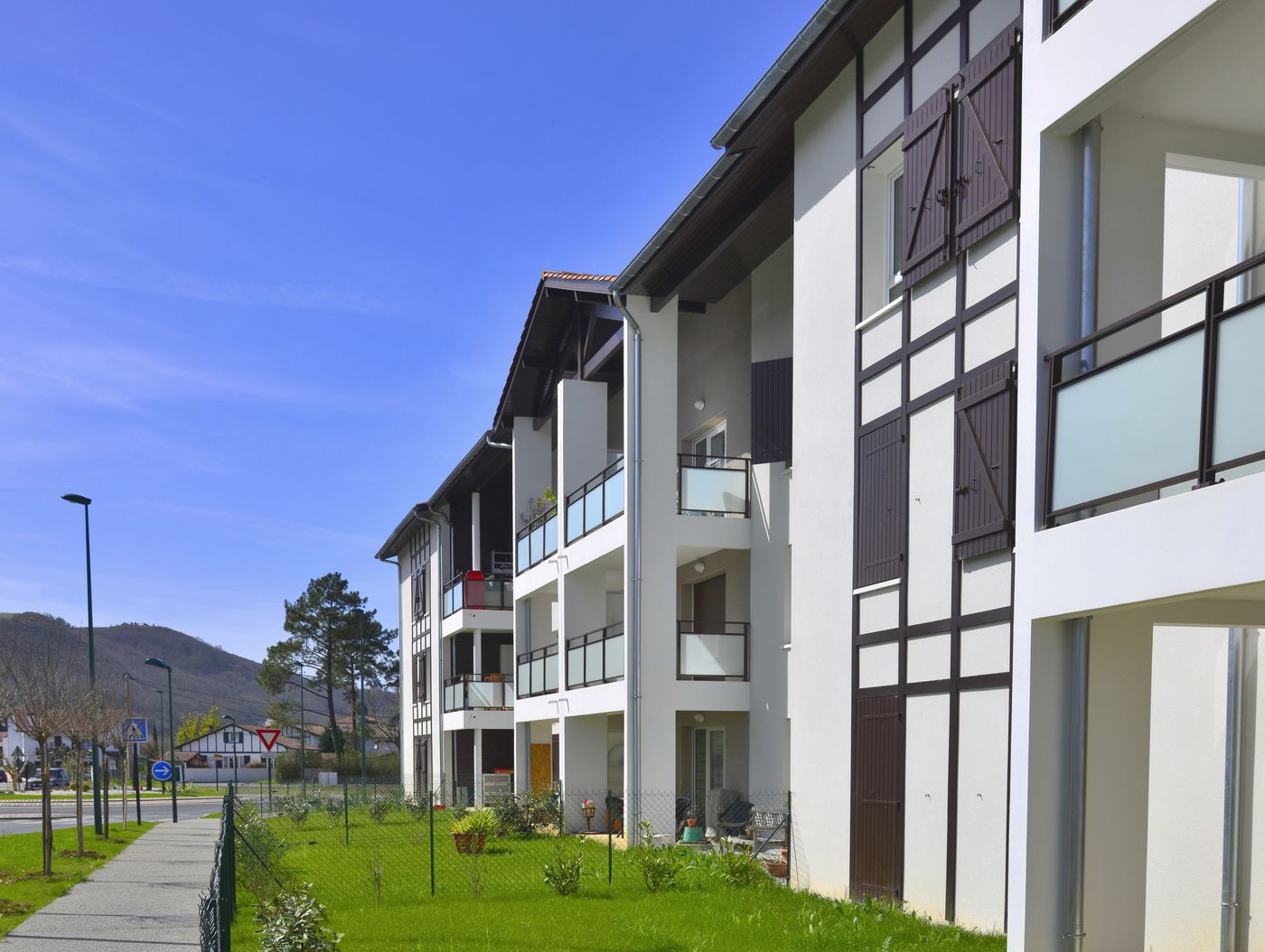 Bilanoa à Saint-Pée-sur-Nivelle : façade de logements collectifs à colombages sombres, montagne en arrière-plan.