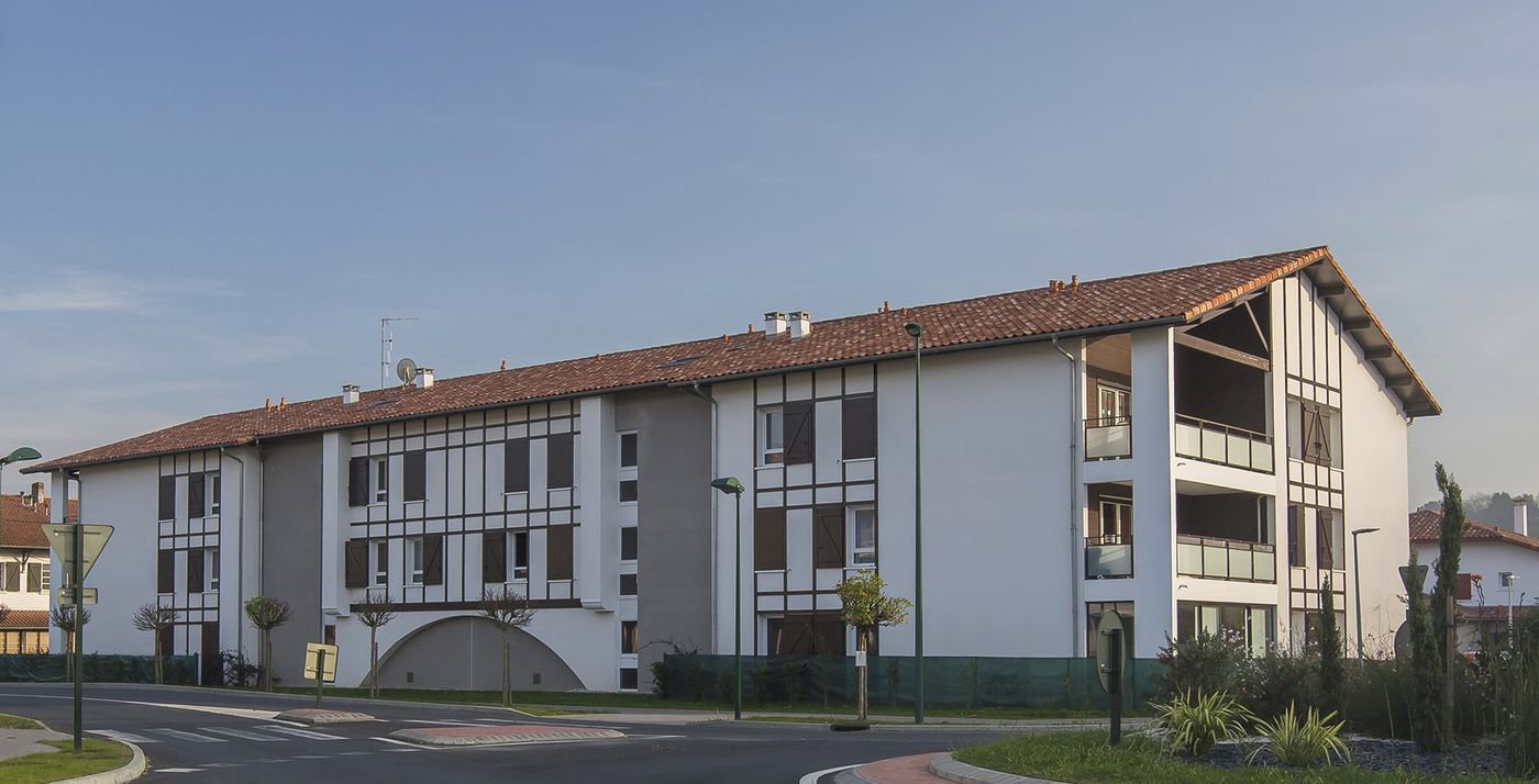 Ibarola à Saint-Pée-sur-Nivelle : long bâtiment à colombages et passage voûté en rez-de-chaussée.