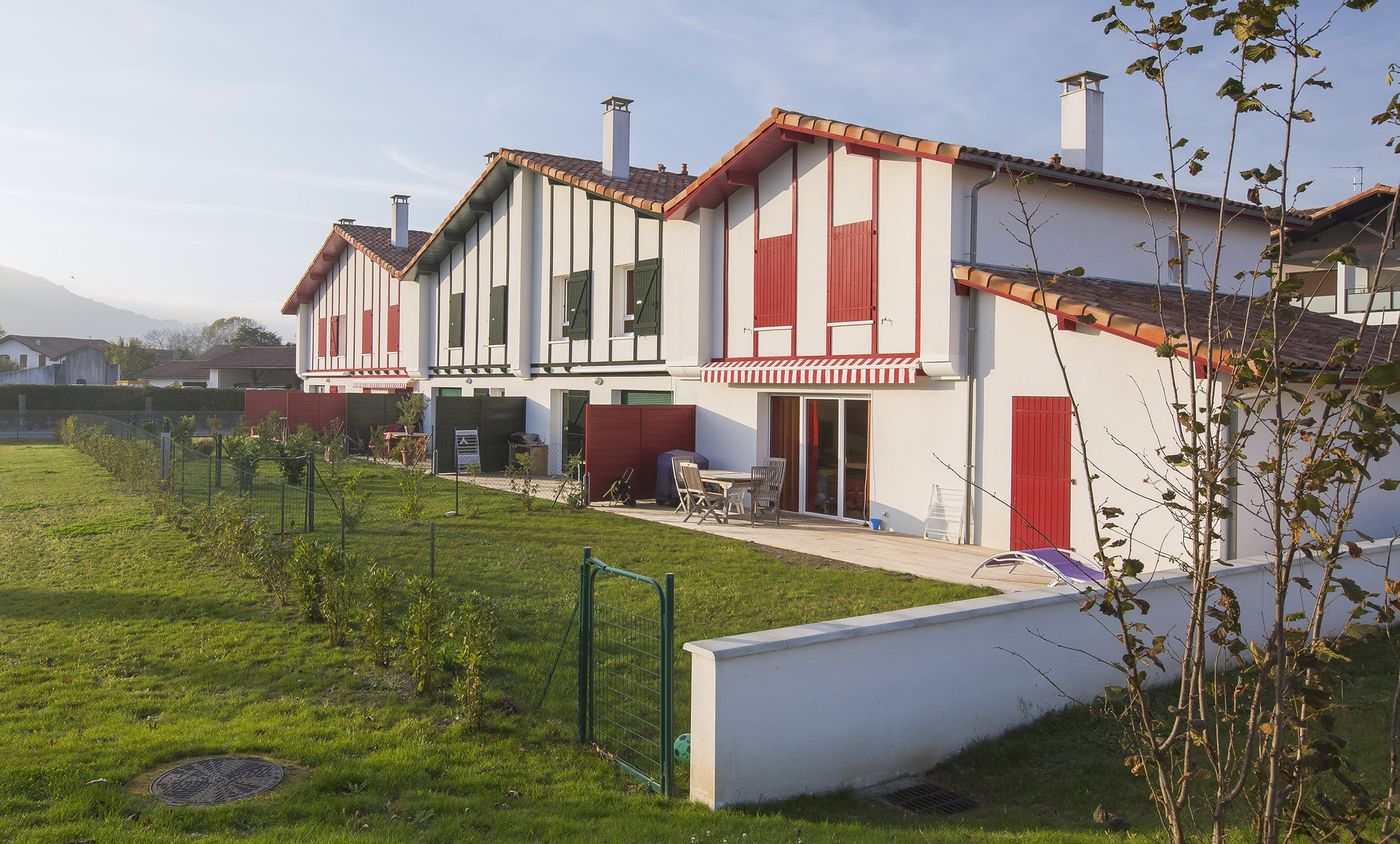 Ibarola à Saint-Pée-sur-Nivelle : arrière des maisons à colombages rouges et jardins privatifs.