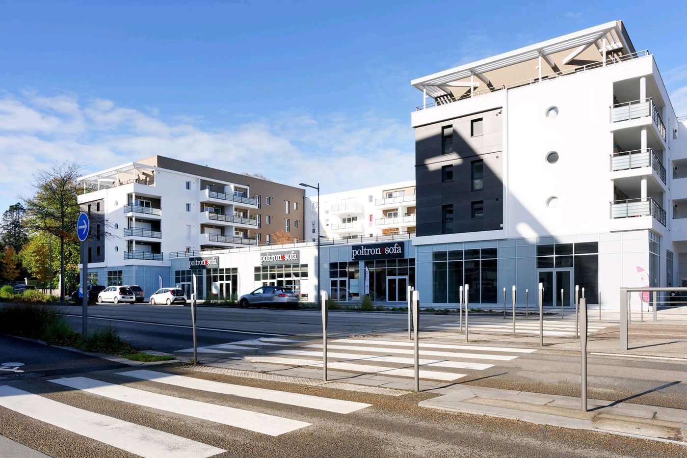 Kalypso à Anglet : bâtiments résidentiels, leurs balcons et les commerces ouverts sur l’avenue.