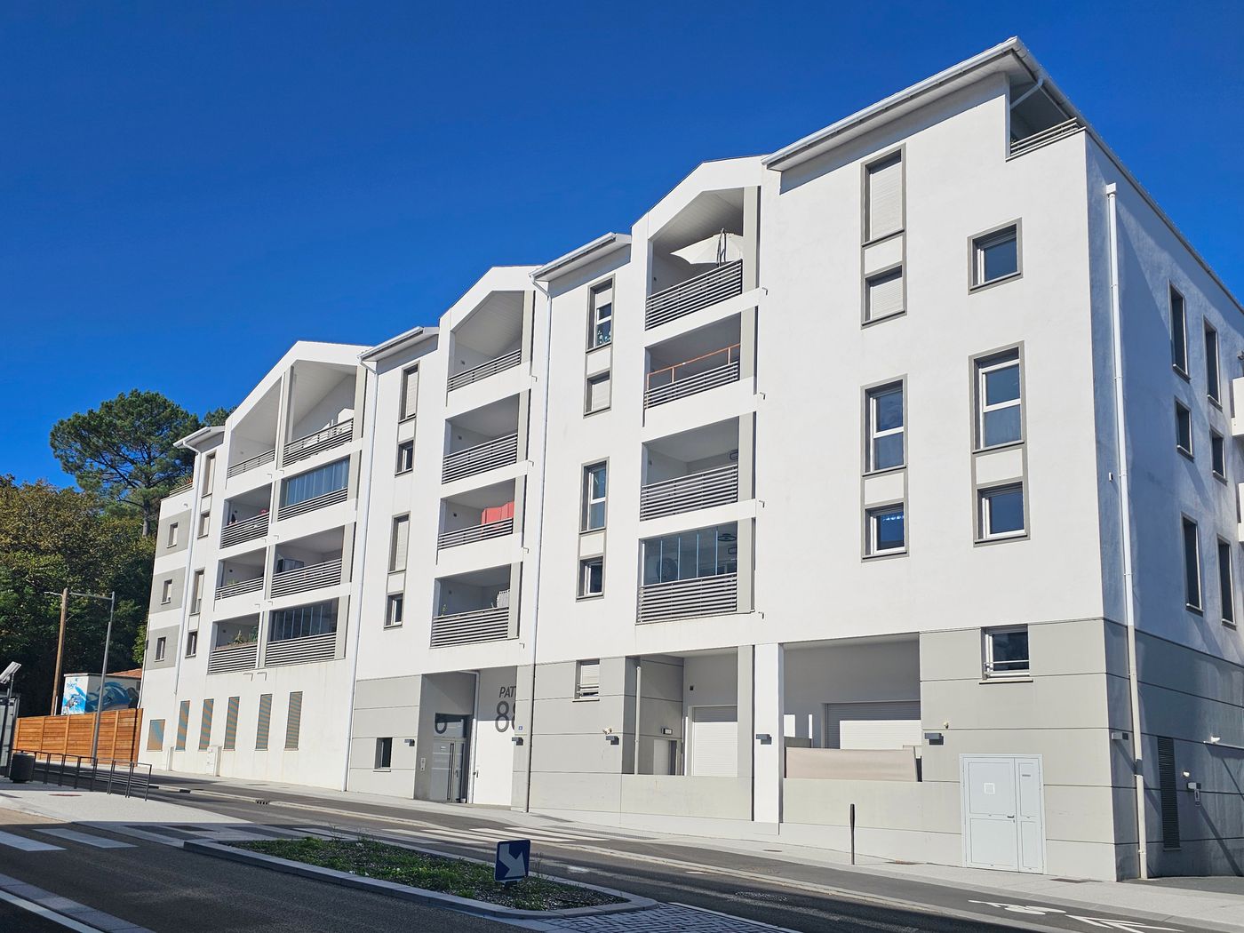 Patio 88 à Anglet : façade sur la rue d’Espagne, pignons et loggias en retrait.