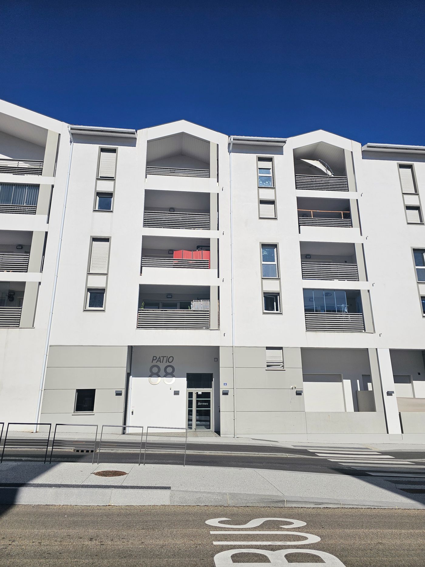 Patio 88 à Anglet : façade frontale et entrée de la résidence sur la rue.