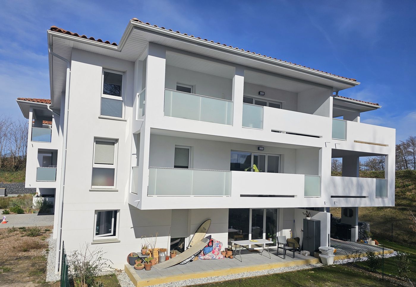 Zura à Bayonne : bâtiment collectif, terrasses et balcons à garde-corps opalescents.
